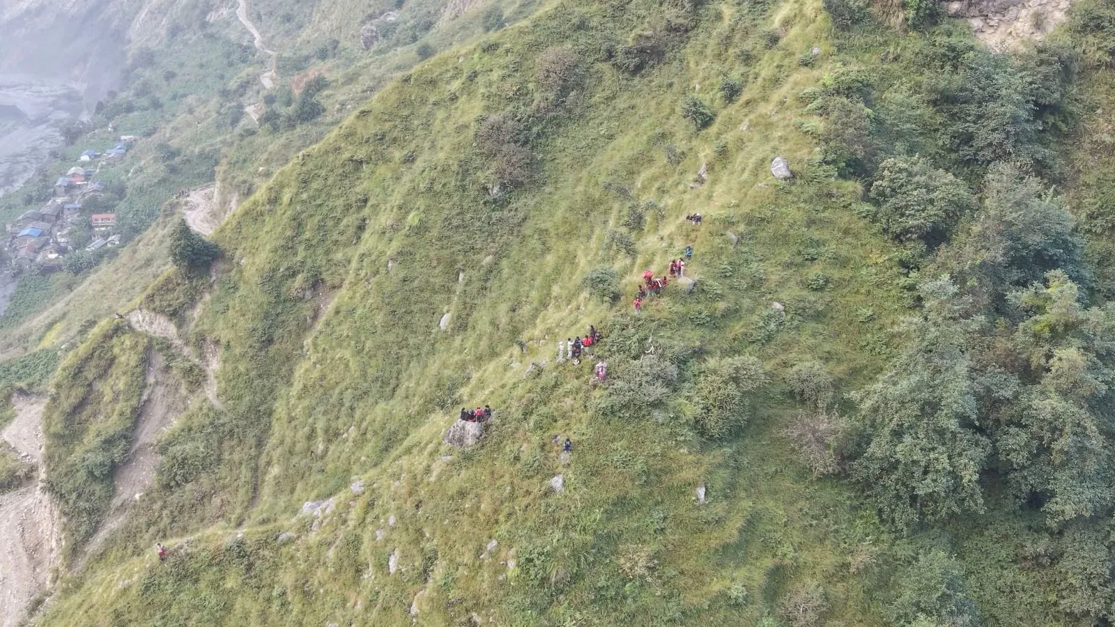 Nepal rescuers reach flood-hit villages, 100 trekkers stranded