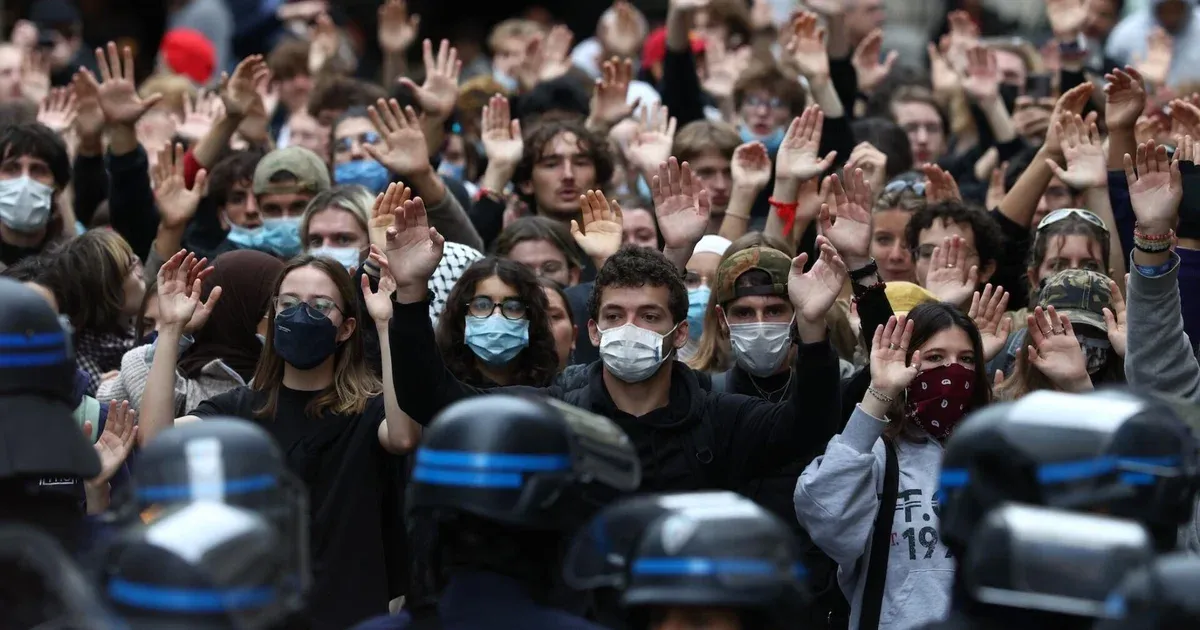 Riot police clash with students at Paris Bastille protest